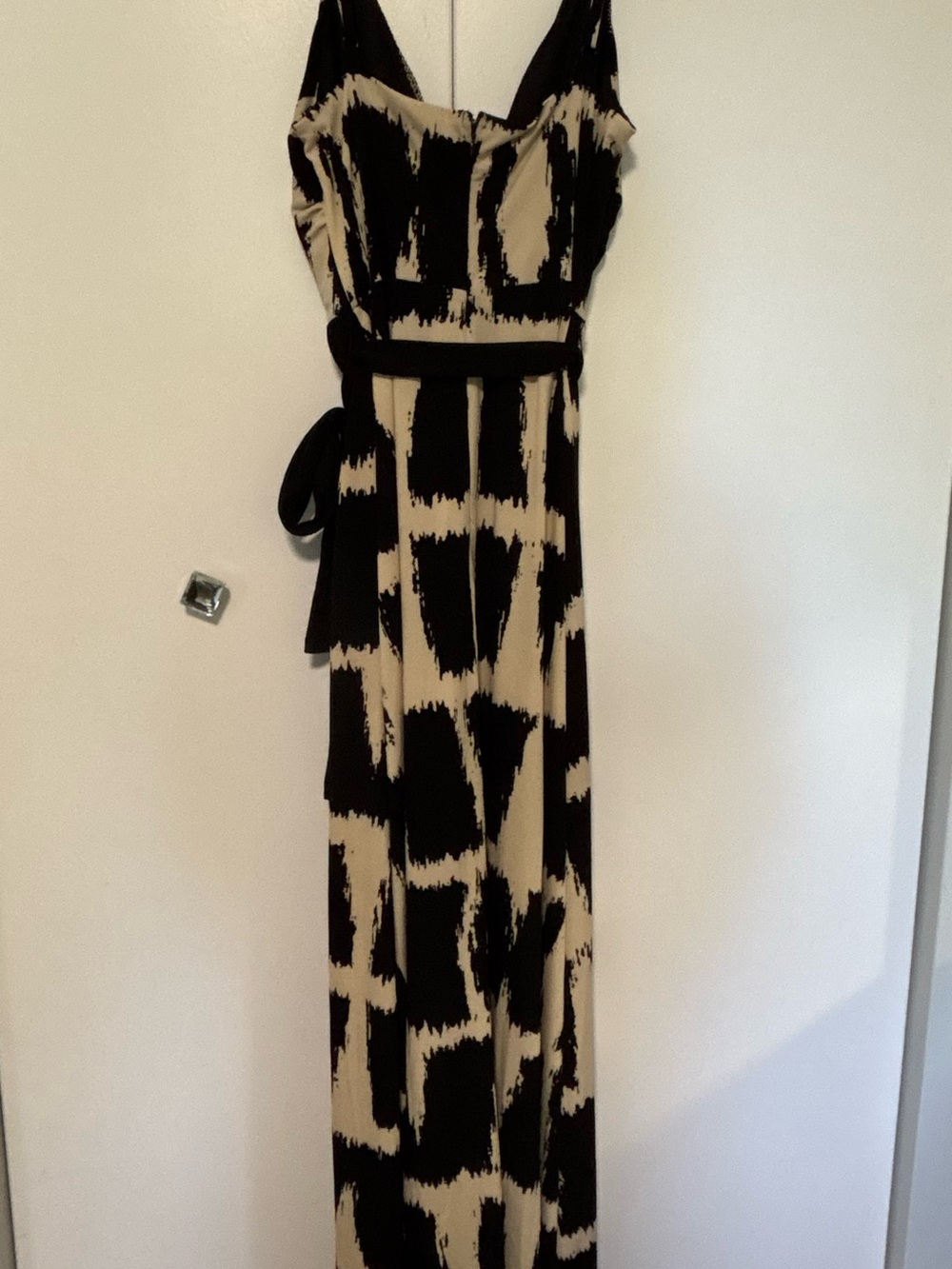 Le Chateau Abstract Print Black and Cream V-Neck Maxi Summer Dress Side Slit - Picture 6 of 7